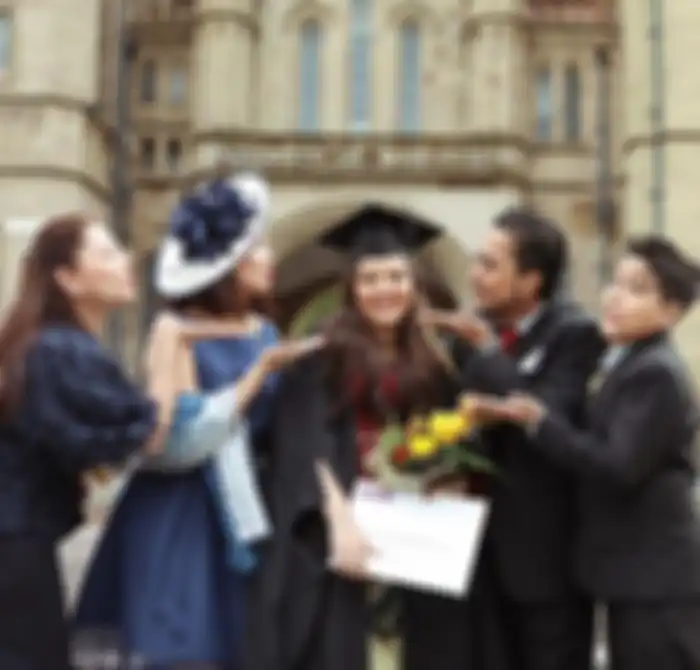 Cut Keke merayakan wisuda putri sambungnya