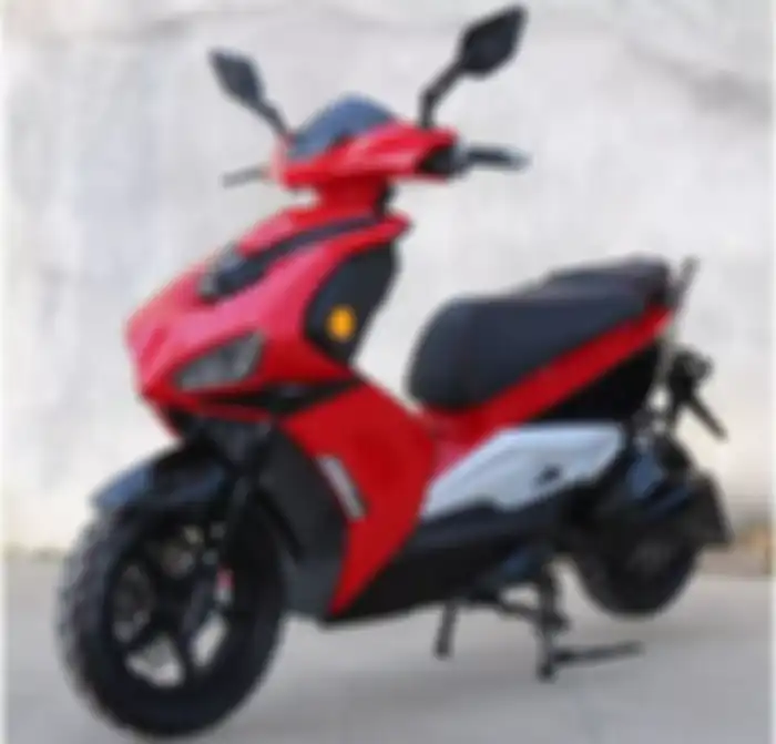 Tampilan depan motor listrik Jiangsu XD400 asal Cina mirip Yamaha Aerox.