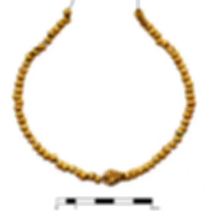 Kalung emas yang ditemukan di pulau Siprus.