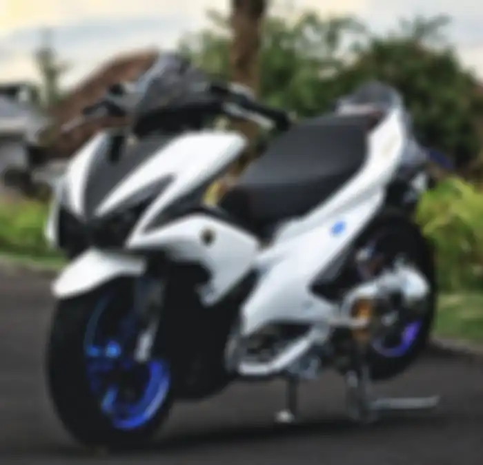 Modifikasi Yamaha Aerox, dibalut kelir putih lembayung biru.