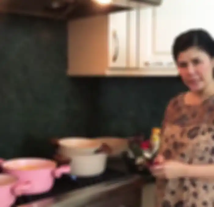 Kompor di dapur Desiree Tarigan. Warna putih dan marmer hijau mendominasi dapur mewah ini.