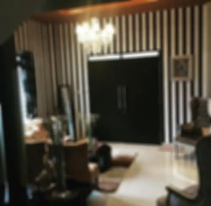 Ruang tamu di rumah Charly Van Houten