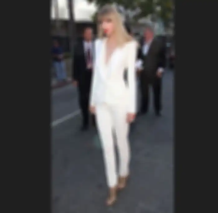 Ide OOTD buat tampil pakai celana panjang putih ala Taylor Swift