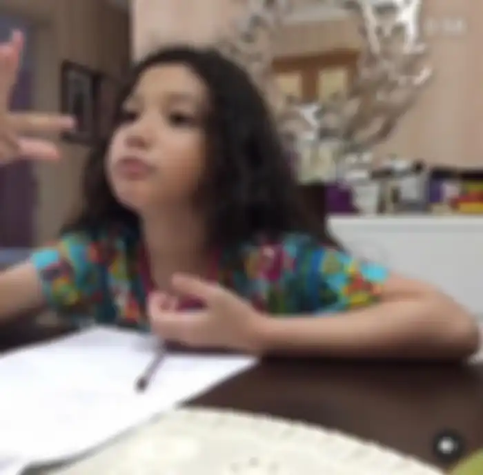 Ruang tengah di rumah Lyra Virna