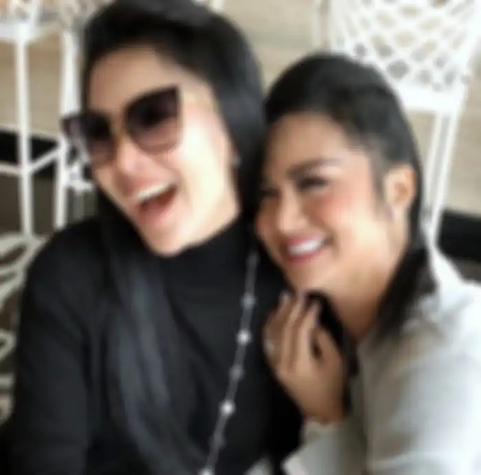 Syahrini tampak berfoto manja dengan Krisdayanti