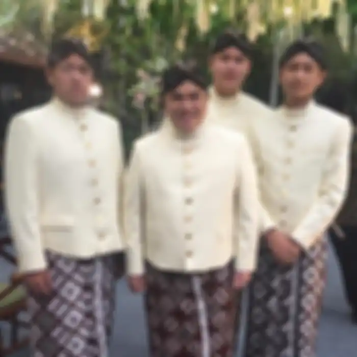 Potret keluarga Erick Thohir ketika memakai baju adat Jawa.