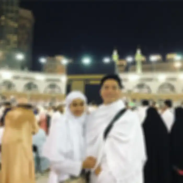 Rini Yulianti dan Michael Andrew Ha umrah bersama