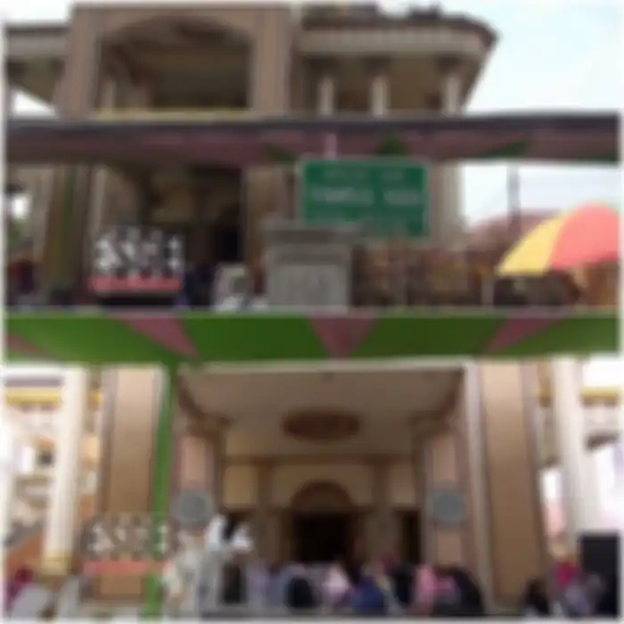 Nampak depan masjid mewah milik Muzdalifah