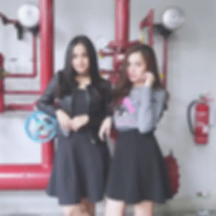Padu padan leather jacket ala Syifa Hadju