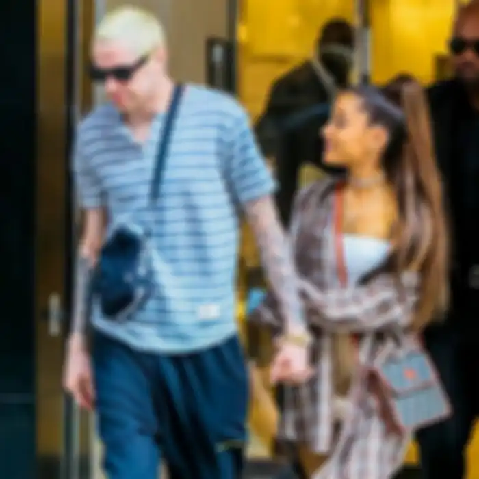Ariana Grande disebut belum move on dari Mac Miller saat pacari Pete Davidson
