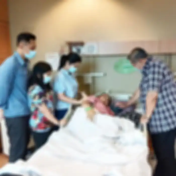 Ani Yudhoyono didampingi keluarga usai menjalani tes sumsum tulang belakang.