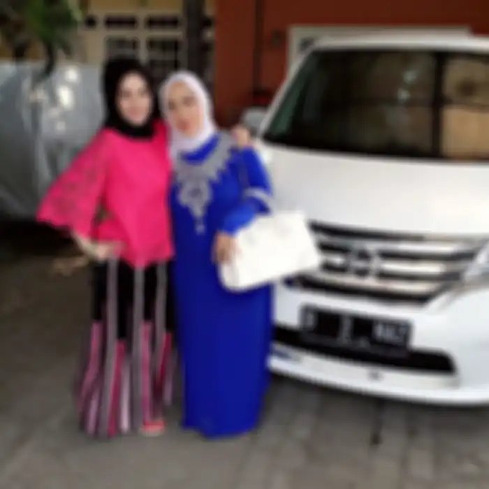 Benazir bersama ibunda.