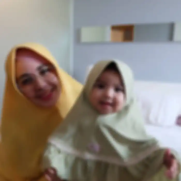 Risty Tagor dan anak ketiganya
