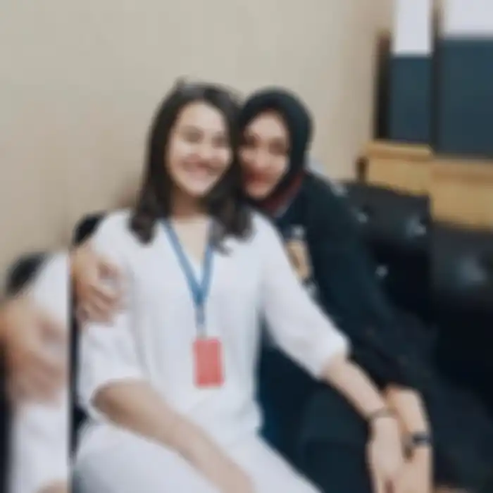 Potret terkini saat Aaliyah Massaid menjenguk Angelina Sondakh pada rabu (20/11/2019)