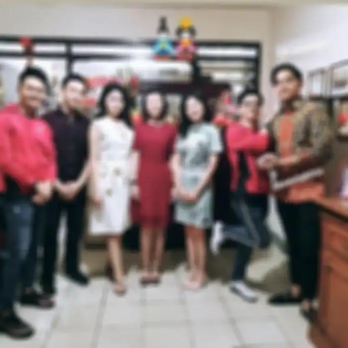 Tampilan Felicia Tissue berbalut cheongsam silver saat rayakan Imlek 2020 bareng Kaesang Pangarep