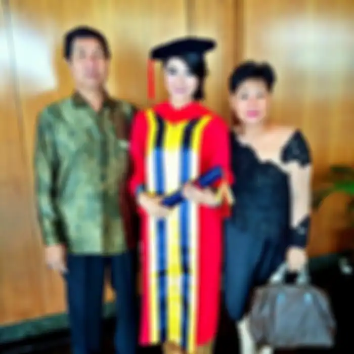Theresa Wienathan lulusan UPH jurusan Hukum 