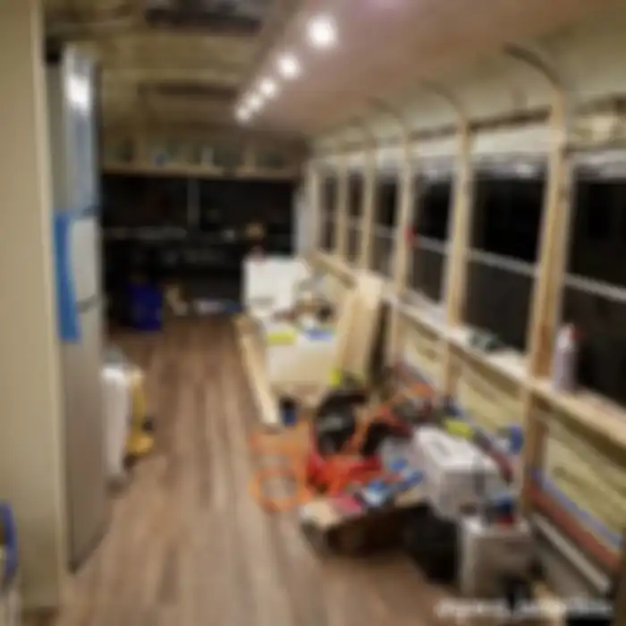 Proses penggarapan renovasi bus sekolah tua milik  Robbie dan Priscilla