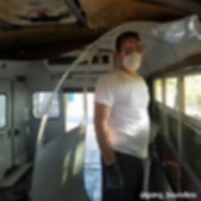 Proses penggarapan renovasi bus sekolah tua milik  Robbie dan Priscilla