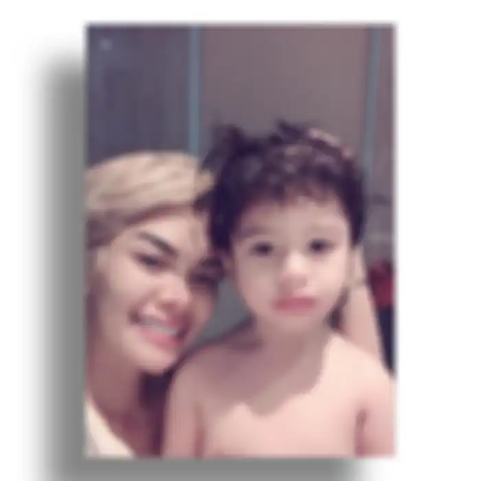 Nikita Mirzani bersama putranya