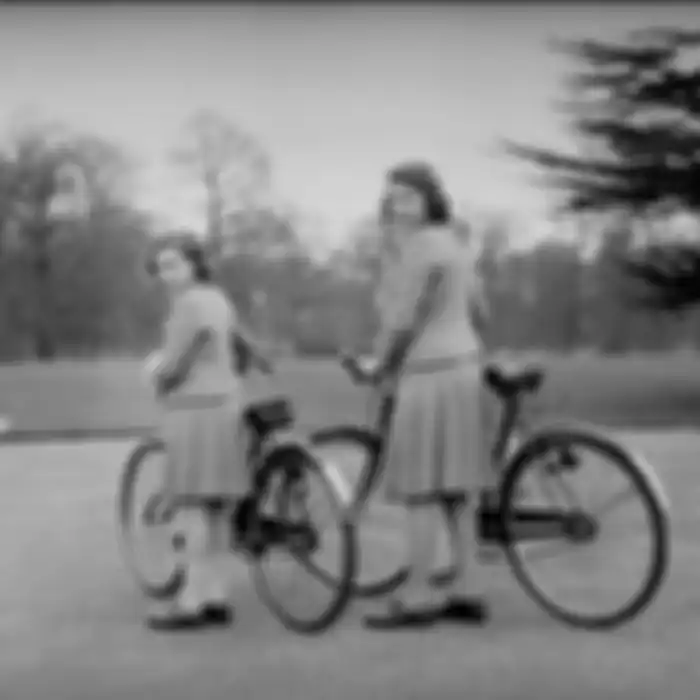 Ratu Elizabeth II dan sang adik, Princess Margaret saat bersepeda bersama