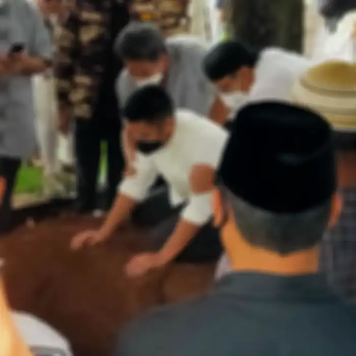Maulana Indraguna Sutowo di pemakaman Adiguna Sutowo.