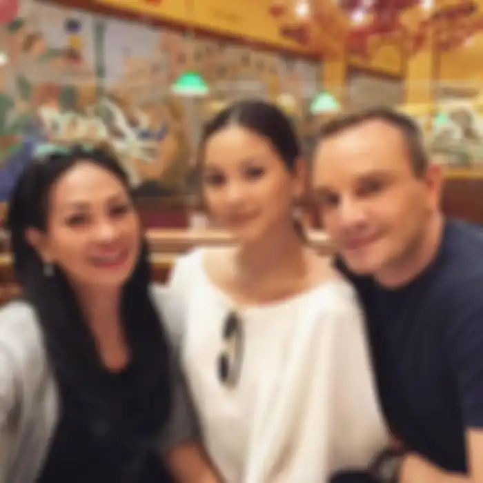 Yoriqli külotli qizning fotosurati