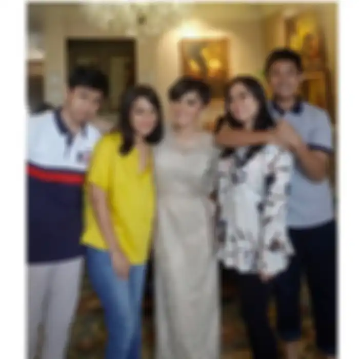 Yuni Shara bersama anak-anaknya.