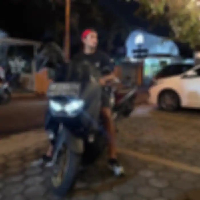 Ezra Walian saat jalan-jalan naik motor sewaan Yamaha All New NMAX di Jogja