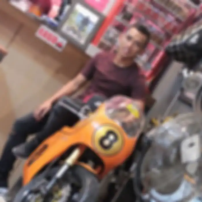 Irfan Jaya foto bareng motor custom gaya cafe racer