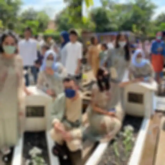 Nagita Slavina diboyong Raffi Ahmad berkunjung ke makam ayah mertua 