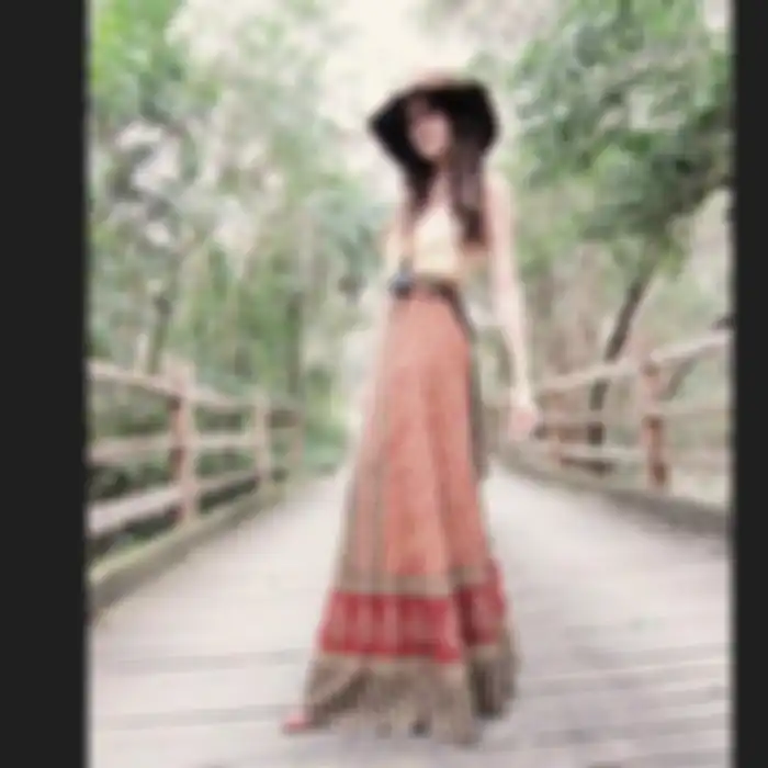 Inspirasi penampilan dengan rok maxi motif etnik