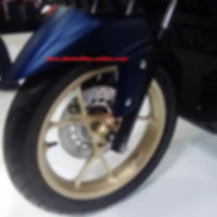 Pelek depan diberi sentuhan warga gold.