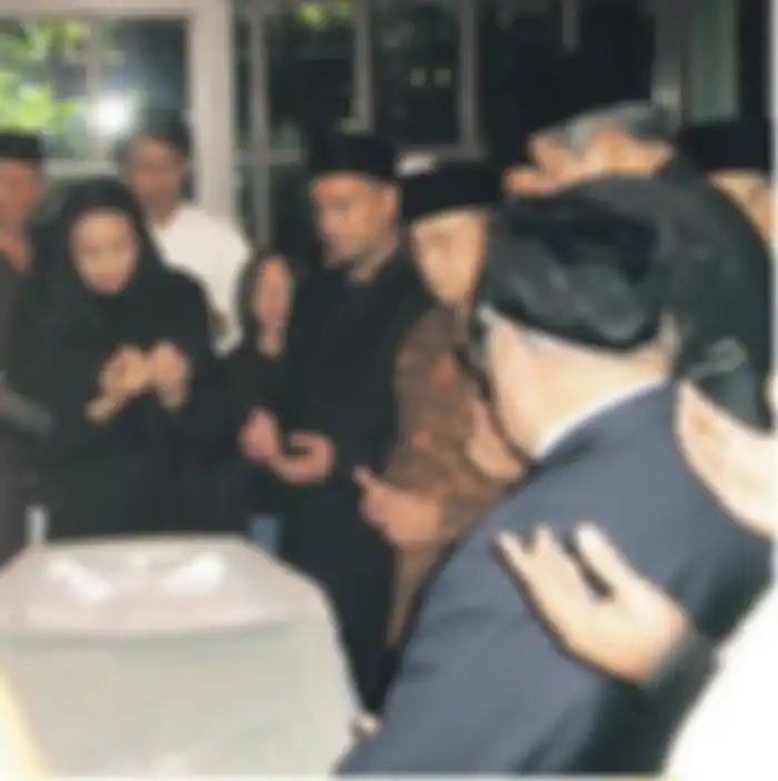 Presiden SBY mendokan arwah Ainun.