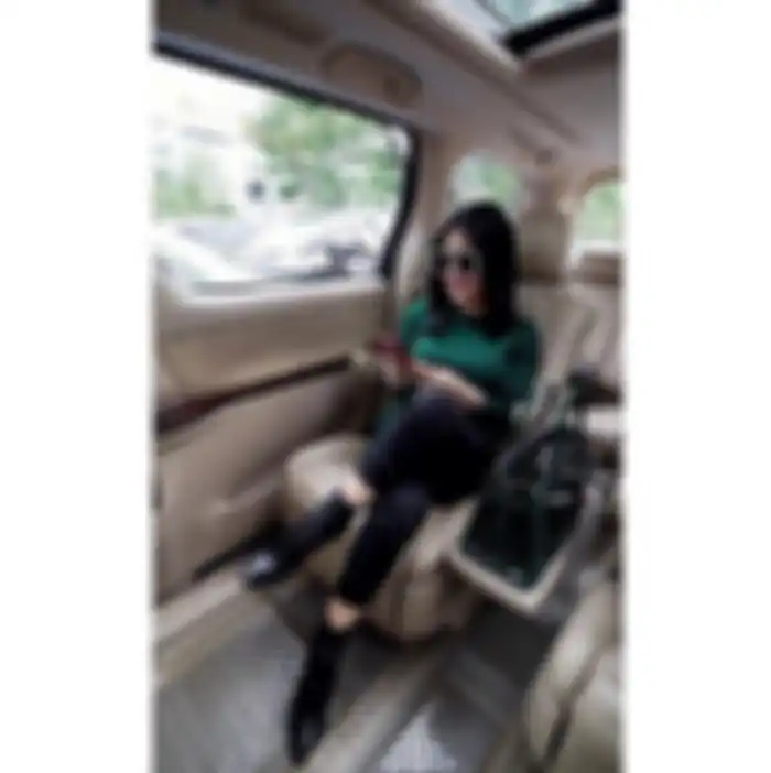 Syahrini menaiki mobil super mewah