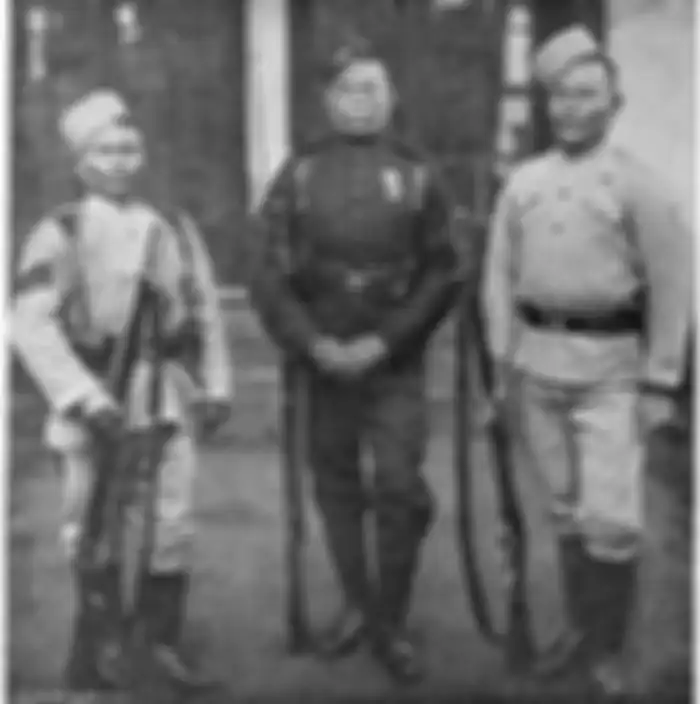 Pasukan Gurkha (1896). Sosok tengah mengenakan seragam baju hijau gelap yang dikenakan oleh semua Gurkha di Inggris, karena perbedaan resimen