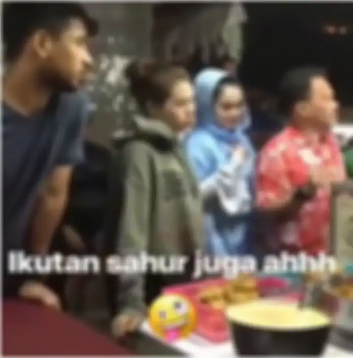 Jennifer Dunn dan Faisal Harris makan di warung sederhana kaki lima
