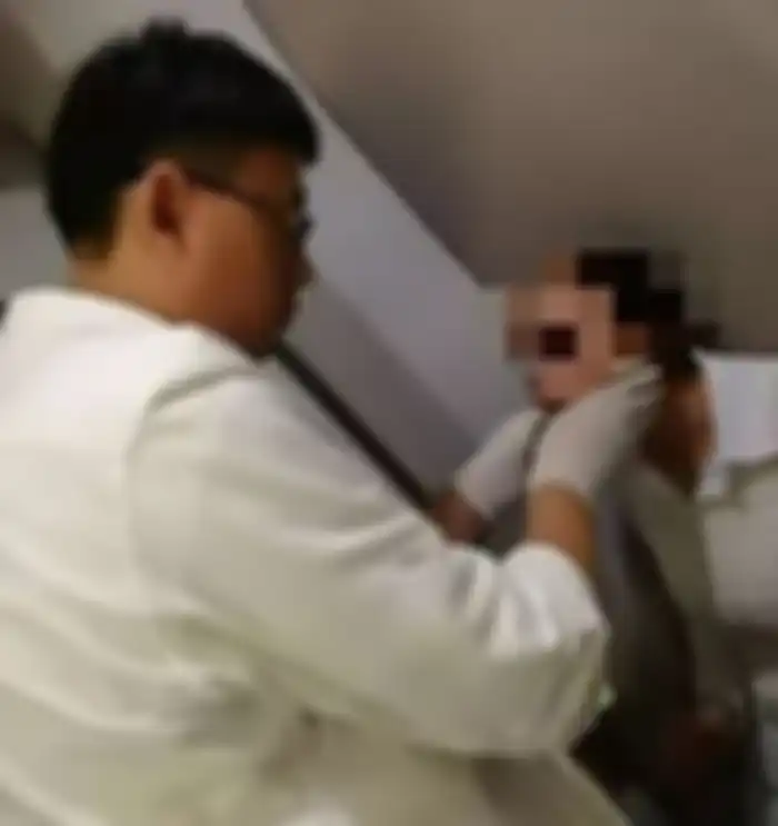 Wanita ini tak bisa menutup mulut lantaran rahangnya terkilir