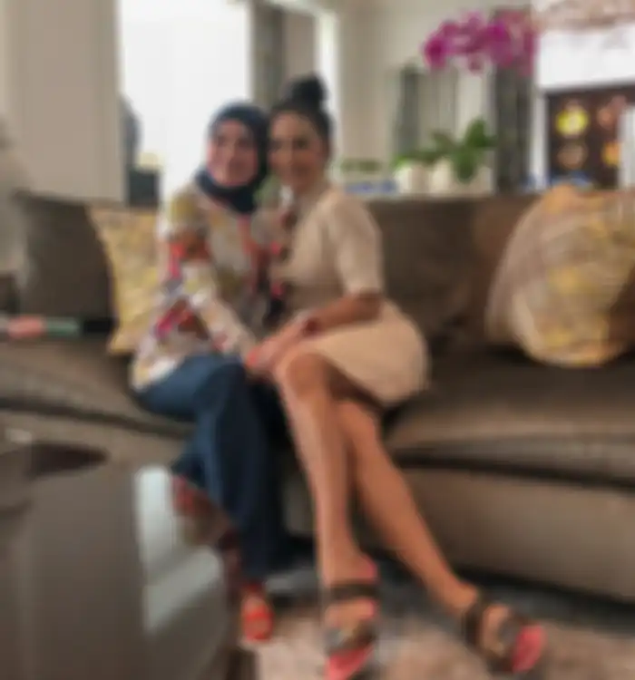 Krisdayanti terlihat mengenakan open toe buckle strap sandals
