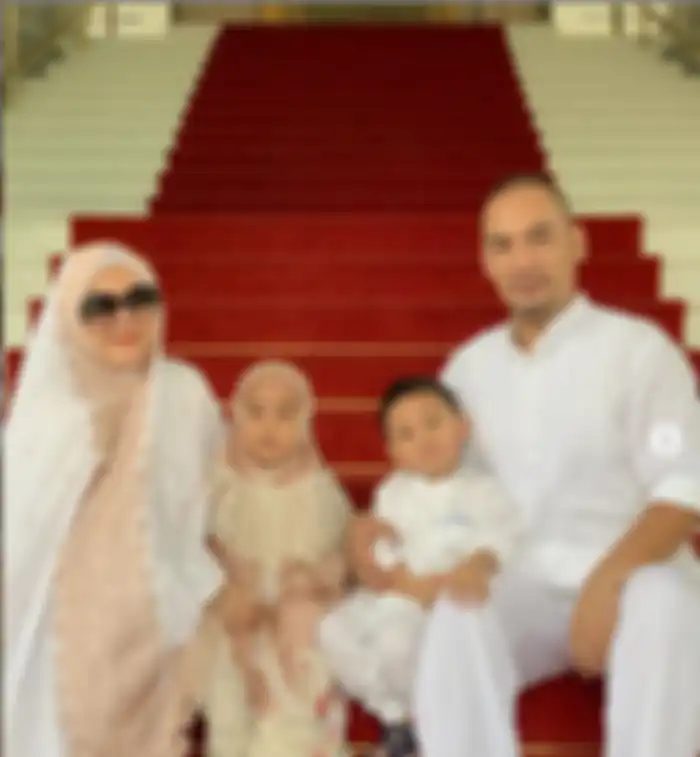 Tak kalah tajir dari Reino Barack, ternyata adik Ipar Syahrini diam-diam punya kekayaan menggunung hingga sempat bikin geger tak karuan gegara kepergok bawakan mahar senilai Rp 1 miliar ke pelaminan demi persunting Aisyahrani. 
