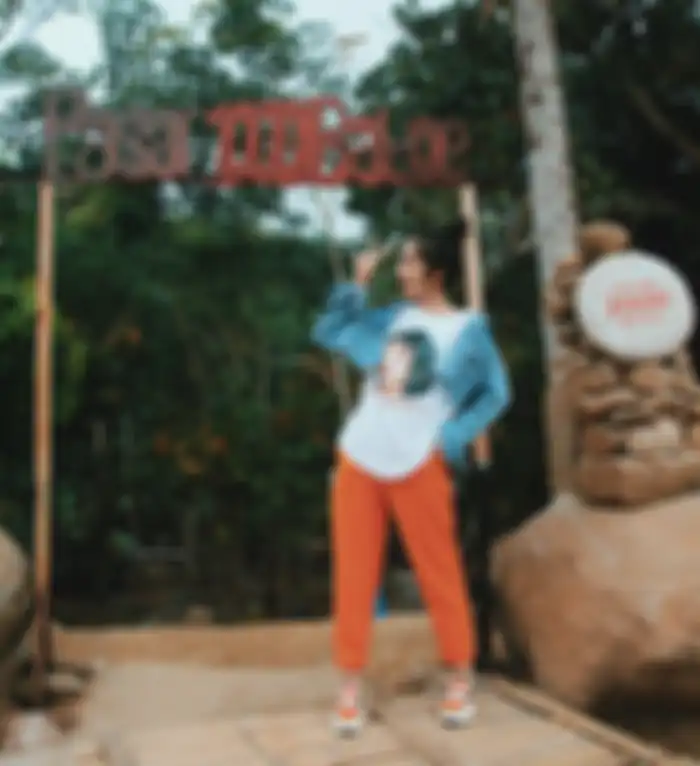 Style dengan rambut top knot ala Febby Rastanty