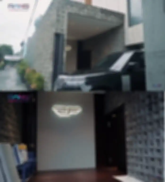 Luar rumah Ahmad Sahroni