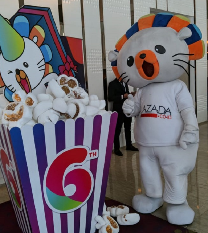 Maskot Lazada menandai ultah keenam
