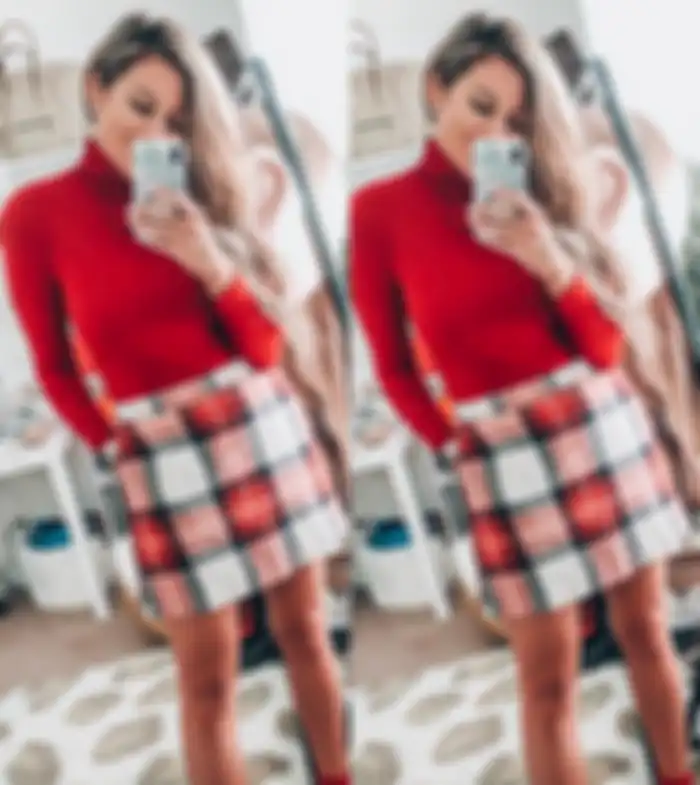 Padu padan turtleneck merah buat Natal