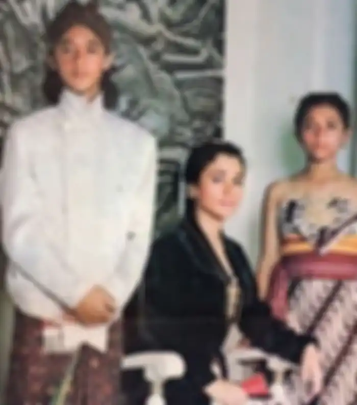 Arie Adrianus Suprapto jadi model majalah bersama Suzzana dan Kiki Maria