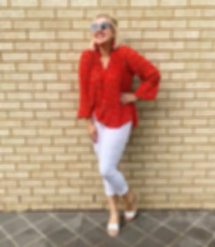 Ide OOTD kombinasi atasan merah dan bawahan putih