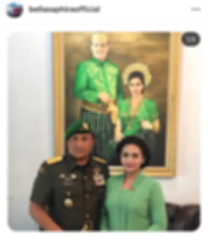 Dinding rumah Bella Saphira dipenuhi lukisan
