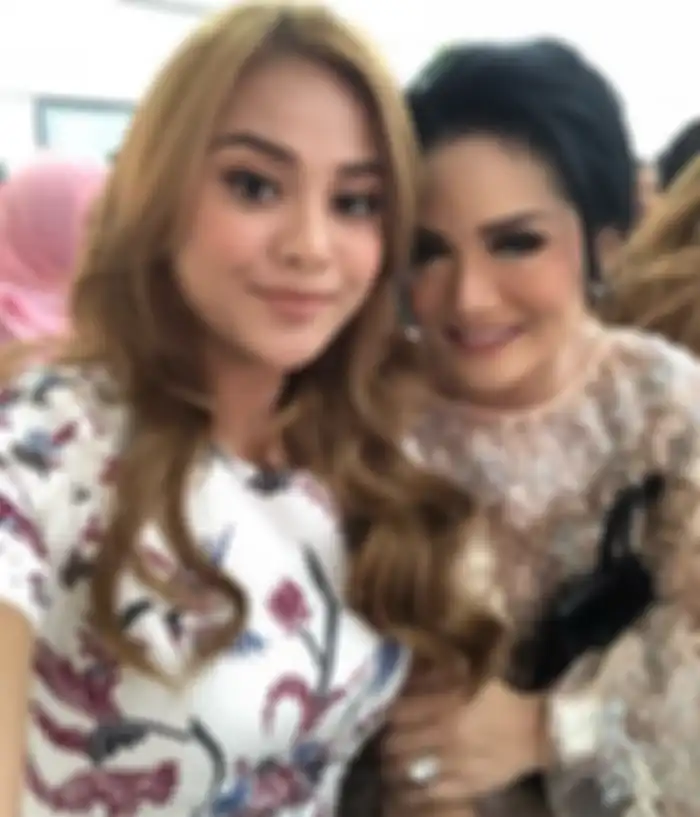 Aurel berfoto dengan Krisdayanti