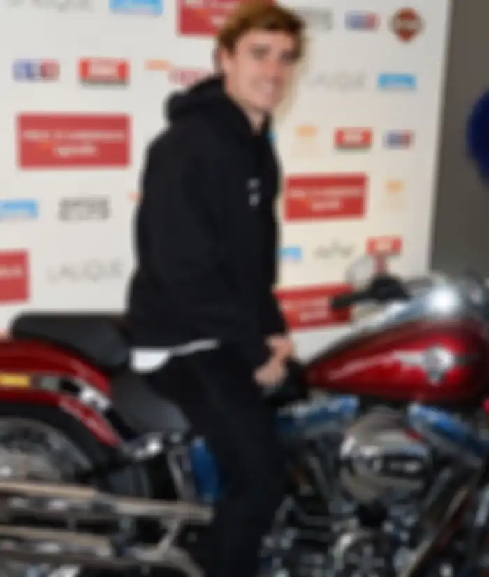 Antoine Griezmann bersama Harley-Davidson Fat Boy.