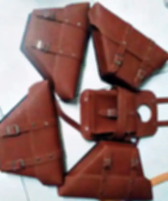Dibuat dari PVC leather dengan ukuran 29 x 27 x 9 cm.