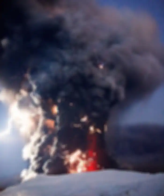 Kilat vulkanik selama erupsi Eyjafjallajökull